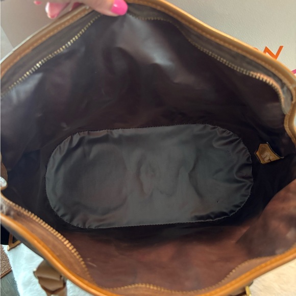 Louis Vuitton - Picture 6 of 11